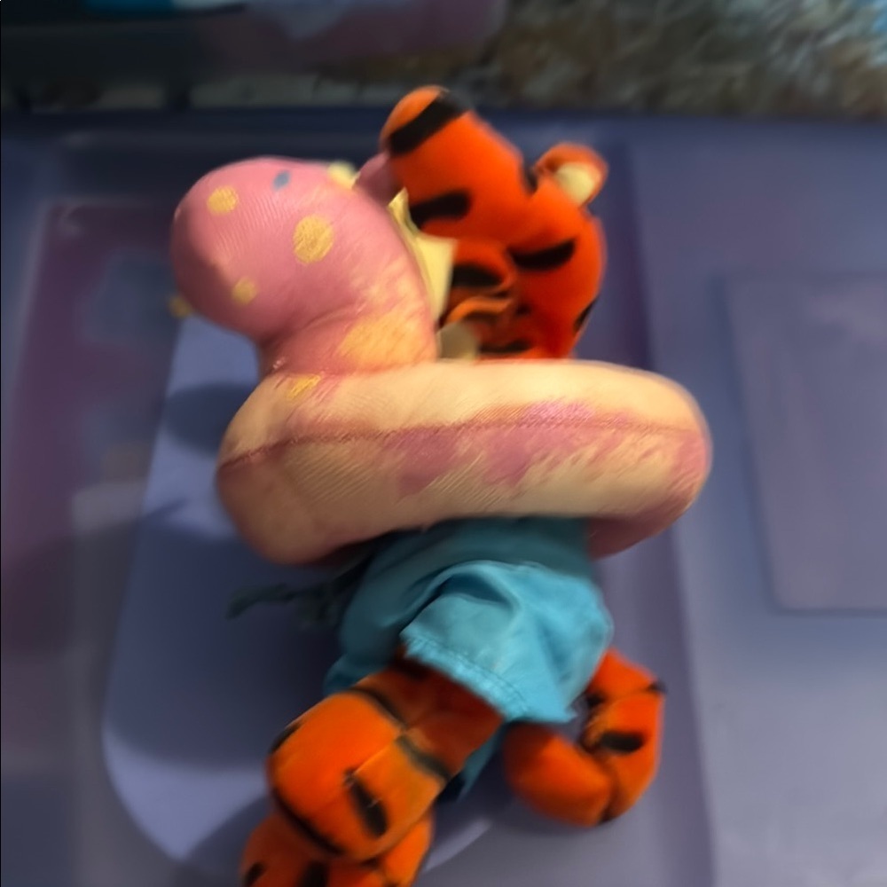 CLEARANCE OFFER. 5
Vintage 1990’s Tigger Plush Toy with Pink Float - Picture 4 of 5